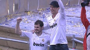 Ver v&iacute;deo  'Vuelta de honor de Casillas y Cristiano Ronaldo en Cibeles'