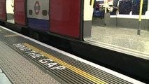 Ir al Video&nbsp;Vuelve la m&iacute;tica voz al metro de Londres