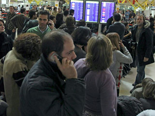 Ver v&iacute;deo  'Vuelven las colas a Barajas mientras las aerol&iacute;neas reabren la facturaci&oacute;n'