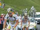 Esta es la otra cara de la moneda como pasa Mark Cavendish junto a un compa&ntilde;ero suyo por el tourmalet a mas de tres minutos del pelot&oacute;n en la etapa 16 Bagn&egrave;res-de-Luchon-Pau del tour de francia 2010.El ganador de la etapa fue Fedrigo.