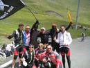 Con seguidores del Tour de Francia disfrazados de los New Zealand , en el Tourmalet.