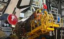 Instalaci&oacute;n de un motor en uno de los transbordadores