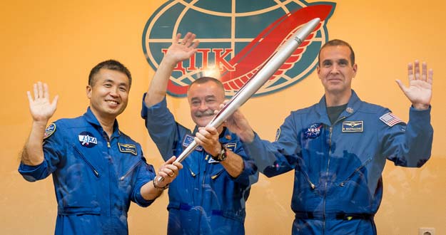 Wakata, Tyurin y Mastracchio con la antorcha de los juegos de invierno de Sochi 2014. Wakata, Tyurin y Mastracchio con la antorcha de los juegos de invierno de Sochi 2014.