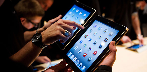 Periodistas prueban el nuevo iPad durante su presentaci&oacute;n