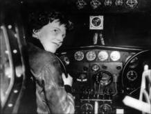 Amelia Earhart a los mandos de uno de los aviones que pilotó durante su vida Amelia Earhart a los mandos de uno de los aviones que pilotó durante su vida