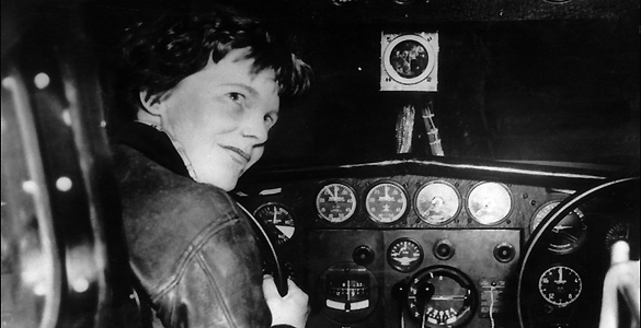 Amelia Earhart a los mandos de uno de los aviones que pilotó durante su vida Amelia Earhart a los mandos de uno de los aviones que pilotó durante su vida
