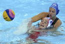 La espa&ntilde;ola Maica Garcia (gorro blanco) pierde el bal&oacute;n tras la confrontaci&oacute;n con Ildiko Toth de Hungr&iacute;a (gorro azul) en el partido de Waterpolo de la tercera ronda en los JJ.OO de Londres 2012 en el Centro Acu&aacute;tico de Londres.