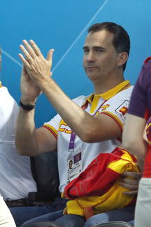 El Pr&iacute;ncipe Felipe, en la grada del Water Polo Arena, viendo la final entre Espa&ntilde;a y Estados Unidos