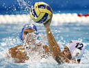 El espa&ntilde;ol Javier Garc&iacute;a atrapa un bal&oacute;n ante la presi&oacute;n del griego Emmanouil Mylonakis en el partido de primera ronda de waterpolo.