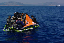 Cuando pensaban que volvían a casa, el helicóptero les lanzó al agua, en medio de mar Mediterráneo con una balsa hinchable Cuando pensaban que volvían a casa, el helicóptero les lanzó al agua, en medio de mar Mediterráneo con una balsa hinchable