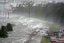 Las olas superan un canal industrial en Nueva Orleans.