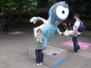 Soy de Huesca pero vivo en Manchester y fuimos a Londres con mi marido y mi hijo Miguel de 5 a&ntilde;os para ver la gimnasia artistica masculina.Aqui con la mascota Wenlock cerca de Tower Bridge.