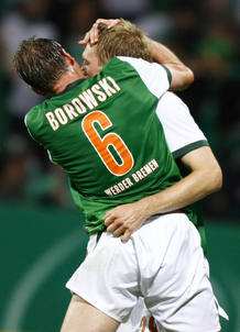 Los jugadores del Werder Bremen Tim Borowski y Per Mertesacker celebran un gol. Los jugadores del Werder Bremen Tim Borowski y Per Mertesacker celebran un gol.