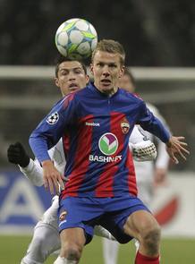 Wernbloom, autor del gol del CSKA de Mosc&uacute;, con el madridista Cristiano Ronaldo detr&aacute;s.