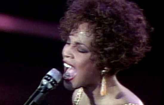 Whitney Houston canta en favor de los m&aacute;s necesitados