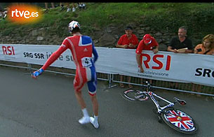 Ver v&iacute;deo  'Wiggins pincha y se cabrea'