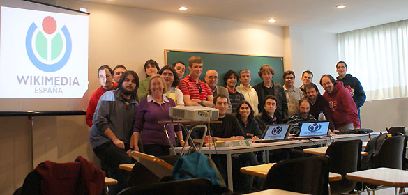 Encuentro prefundacional de Wikimedia Espa&ntilde;a, fotograf&iacute;a grupal.