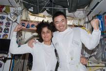 Williams y Hoside celebran el &eacute;xito del paseo espacial