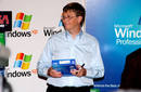 2001 - Gates con su Windows XP que establecer&iacute;a el est&aacute;ndar moderno del sistema operativo de Microsoft, hasta el punto de que casi una d&eacute;cada despu&eacute;s de su lanzamiento sigue siendo el Windows m&aacute;s popular.