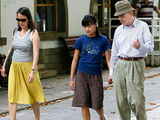 Ver v&iacute;deo  'Woody Allen estrena en Avil&eacute;s "Conocer&aacute;s al hombre de tus sue&ntilde;os"'