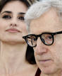 Woody Allen posando junto a Pen&eacute;lope Cruz en el Festival de Cannes.