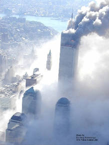 Los helic&oacute;pteros de la Polic&iacute;a de Nueva York captan la columna de humo provocada por la ca&iacute;da de la primera torre.