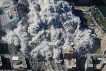 La ca&iacute;da de la segunda torre hace que los escombros y el polvo inunden la parte baja de Manhattan.