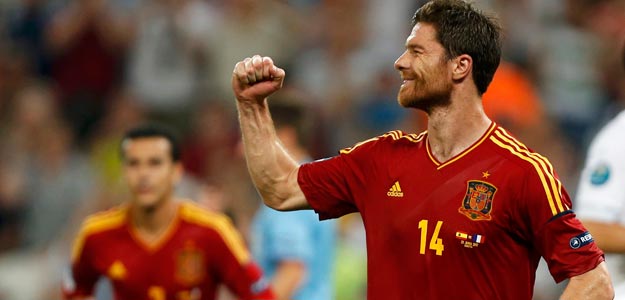 Xabi Alonso celebra uno de sus dos goles en el partido contra Francia