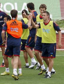Xabi Alonso choca la mano y da la bienvenida a Nacho Monreal que se incorporaba con la selecci&oacute;n espa&ntilde;ola