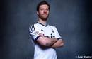 El espa&ntilde;ol Xabi Alonso, con la nueva camiseta del Madrid
