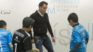 Ver v&iacute;deo  'Xavi cree que Guardiola renovar&aacute;'
