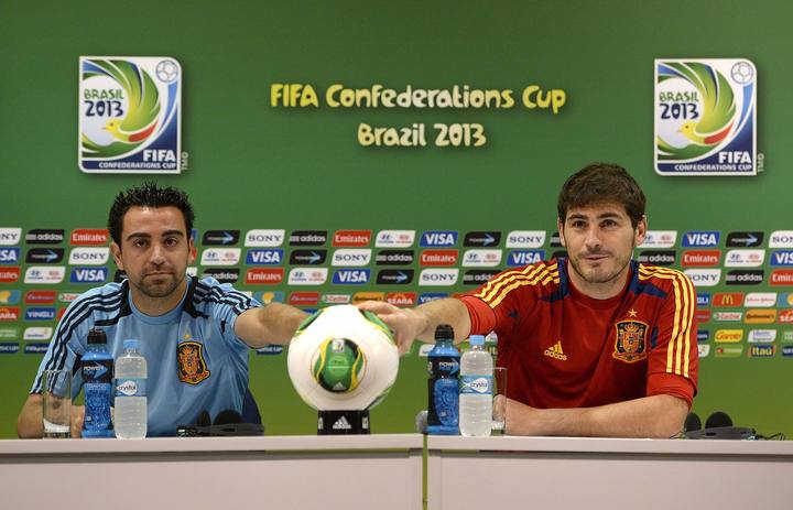 Xavi Hern&aacute;ndez e &Iacute;ker Casillas, en rueda de prensa