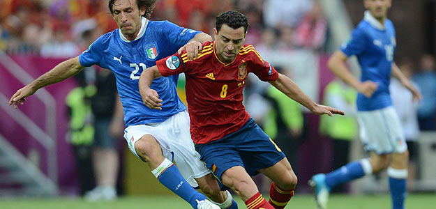 Xavi Hern&aacute;ndez junto al italiano Andrea Pirlo, en un momento del Espa&ntilde;a-Italia de primera fase de la Eurocopa.
