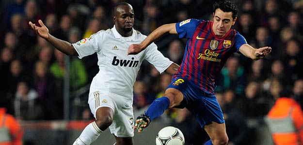 Xavi Hernández pugna con Lass Diarra en un lance del partido de vuelta de la Copa del Rey que enfrentó al Barça y al Real Madrid Xavi Hernández pugna con Lass Diarra en un lance del partido de vuelta de la Copa del Rey que enfrentó al Barça y al Real Madrid