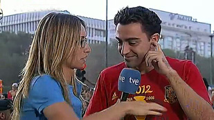 Ver v&iacute;deo  'Xavi, Mata, Torres, Sergio Ramos e Iniesta pasan por el micr&oacute;fono de TVE'