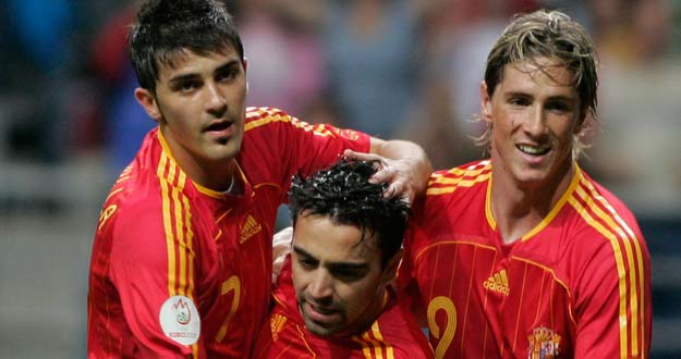 Xavi celebra con Villa y Torres un gol conseguido ante Letonia en la Eurocopa.
