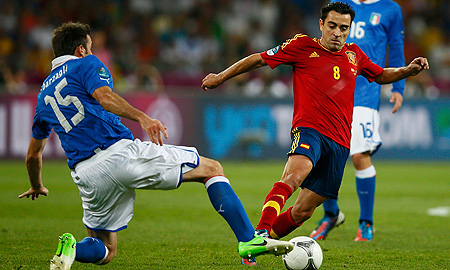 Xavi Hernández supera al italiano Barzagli en la final de la Eurocopa 2012