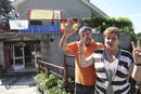 Los padres del palista David Cal, Mar&iacute;a Jos&eacute; y Miguel, celebran en su panader&iacute;a de Coirola medalla de plata conseguida por su hijo en la prueba de C1, 1.000 metros, de los Juegos de Londres 2012.