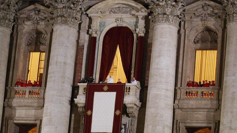 Los artículos mas vendidos en Roma son estampas y rosarios con el papa Francisco 