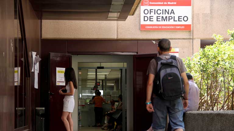 Los afectados por el retraso de los 400 euros empiezan a cobrar, seg&uacute;n el Ministerio de Empleo