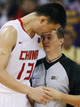 Yao Ming protesta al &aacute;rbitro una de las jugadas del partido.