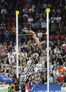 Yelena Isinbayeva bati&oacute; su propio r&eacute;cord del mundo, dej&aacute;ndolo en 5.06m