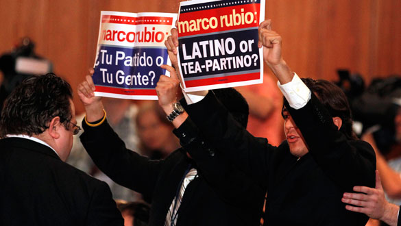 Un grupo de j&oacute;venes interrumpen al senador republicano Marco Rubio por no apoyar reivindicaciones de los latinos.
