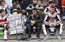 J&oacute;venes aficionados han querido homenajear a Simoncelli con sus monos de piloto
