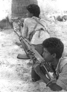 J&oacute;venes miembros de la guerrilla en 1987.