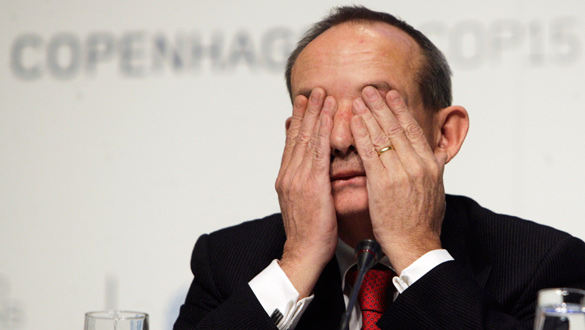 Yvo de Boer se tapa los ojos durante una rueda de prensa en Copenhague.