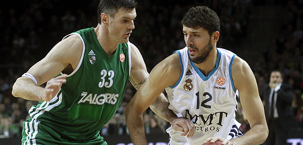 Lavrinovic trata de frenar a Mirotic.