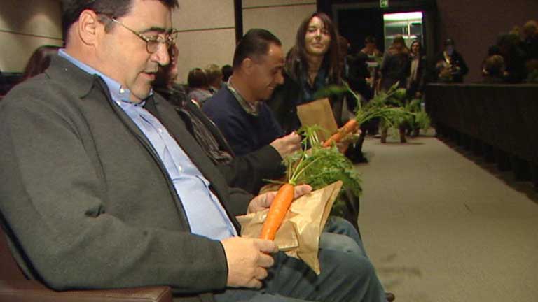 Un teatro de Girona vende zanahorias en lugar de entradas para burlar la subida IVA