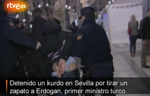 Ver v&iacute;deo  'Zapatazo al primer ministro turco en Sevilla'