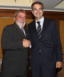 El presidente del Gobierno, Rodríguez Zapatero, junto a su homólogo de Brasil, Lula da Silva, durante la reunión que mantuvieron en Nueva York . El presidente del Gobierno, Rodríguez Zapatero, junto a su homólogo de Brasil, Lula da Silva, durante la reunión que mantuvieron en Nueva York .